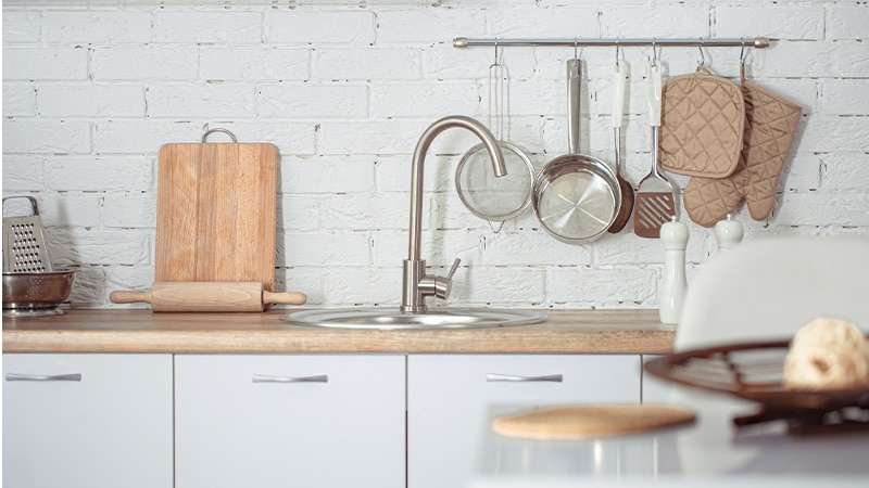 schöne Küche mit so wenig wie möglichen Utensilien