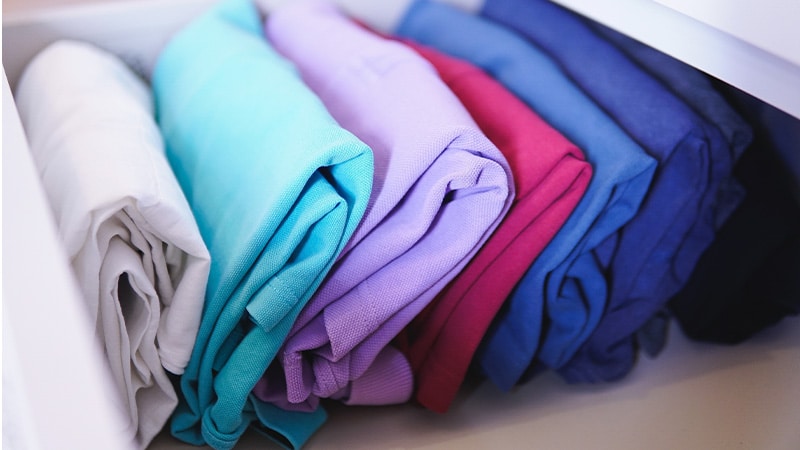 Bild der Marie Kondo Faltmethode in einer Schublade.