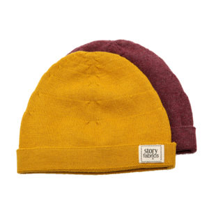 Kinderstickmütze bordeaux und gelb übereinanderliegend