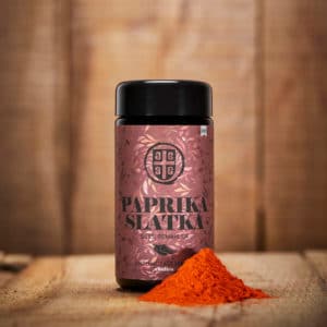 Paprika Slatka im Mironglas und gemahlen vor dem Glas