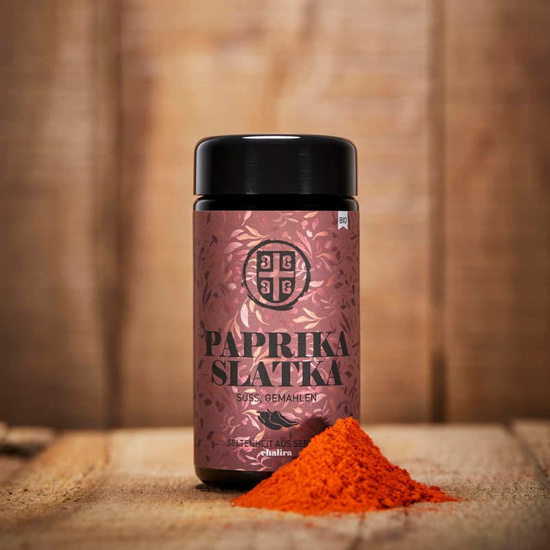 Paprika Slatka im Mironglas und gemahlen vor dem Glas