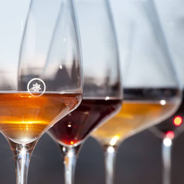 Weine von Ploder Rosenberg in Gläser gefüllt