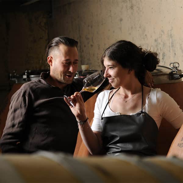Selina und Manuel von Ploder Rosenberg degustieren Wein
