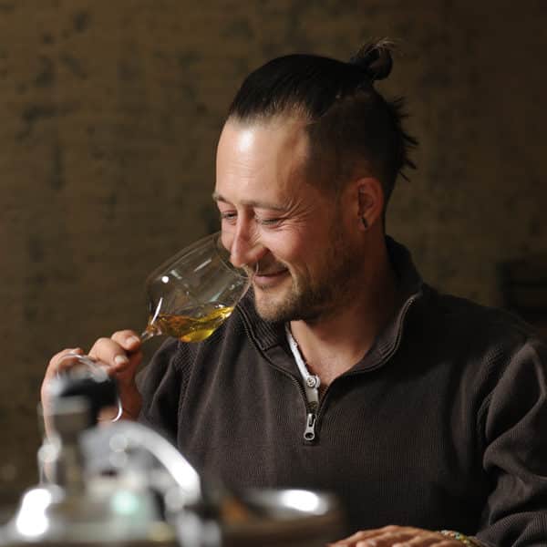 Manuel Ploder degustiert weissen Naturwein