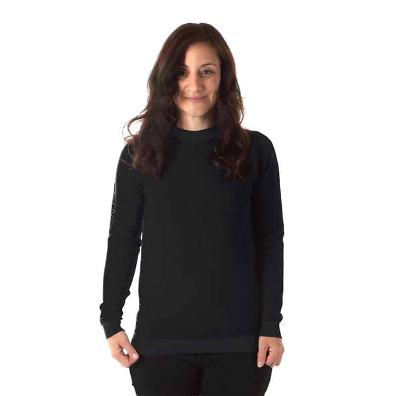 Rotauf Merinopullvoer schwarz getragen von dunkelhaariger Dame