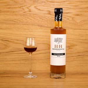 Quittenbalsam mit eingeschenktem Glas