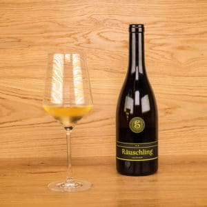 Räuschling Weisswein Flasche und eingeschenktes Glas