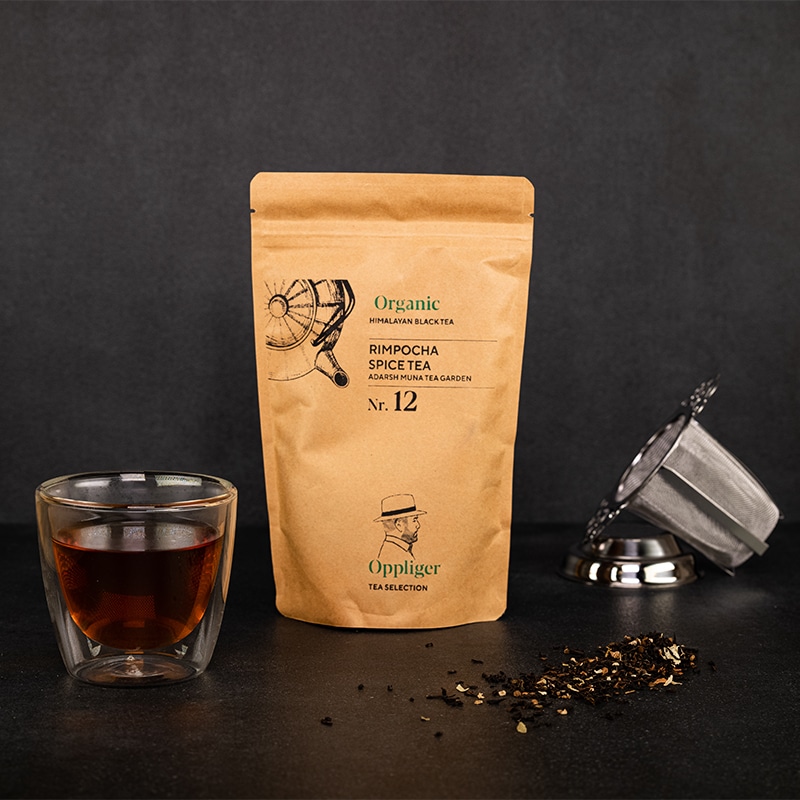 Rimpocha Spice Tea mit Teeglas und Teeblättern