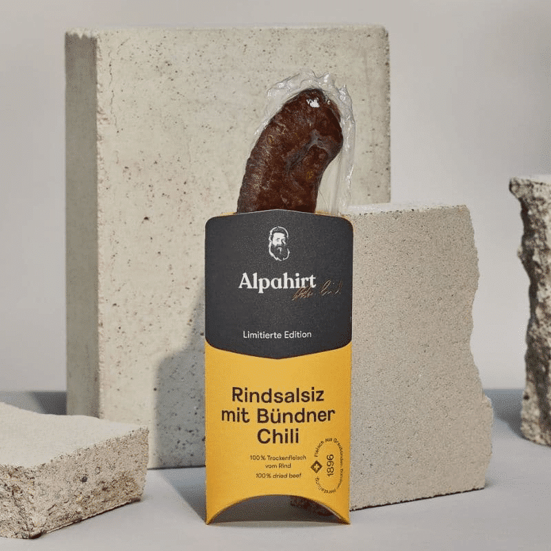 Rindsalsiz mit Bündner Chili in Szene gesetzt vor Steinen