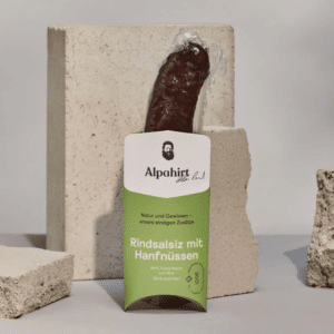 Rindsalsiz mit Hanfnüssen in Szene gesetzt vor Steinen