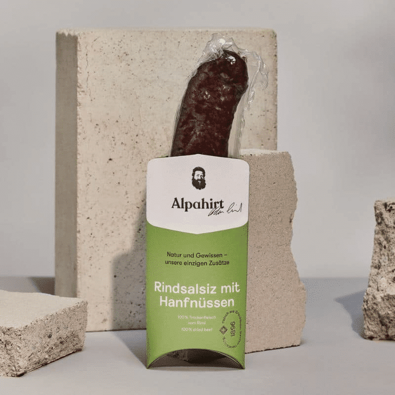 Rindsalsiz mit Hanfnüssen in Szene gesetzt vor Steinen