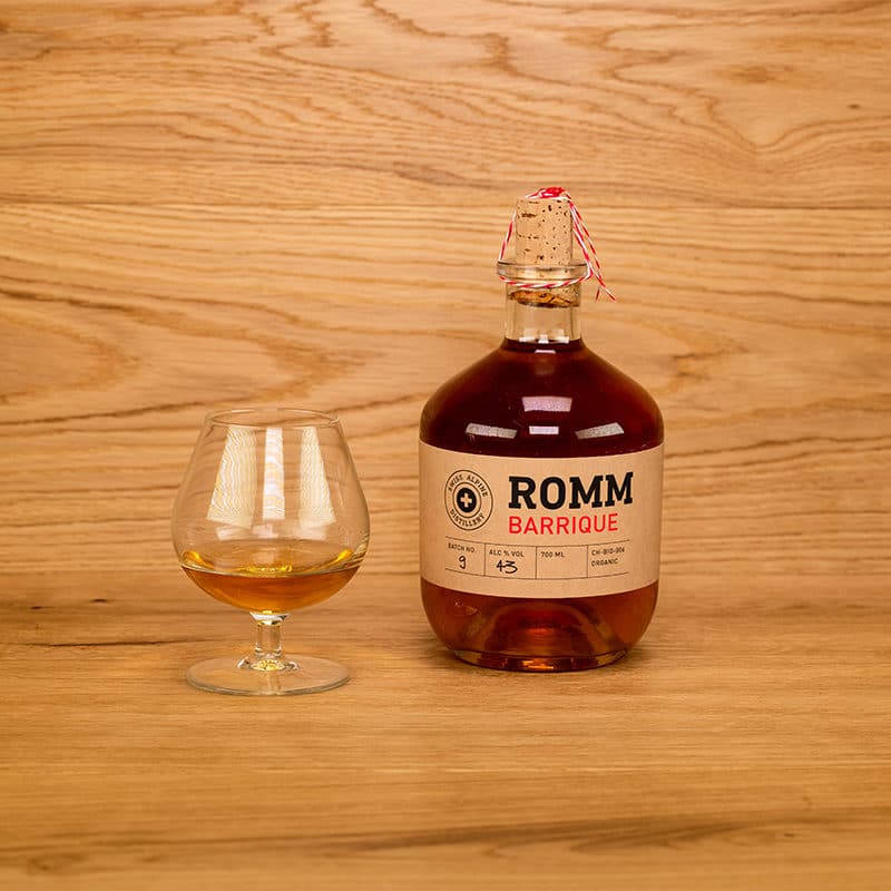 Romm Barrique in bauchiger Flasche mit eingeschenktem Glas