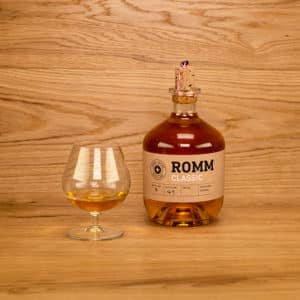 Romm Classic in bauchiger Flasche mit eingeschenktem Glas