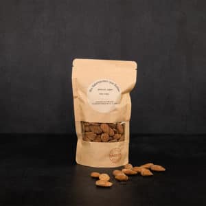 Rauchmandeln Verpackung und gestreut auf Steinplatte