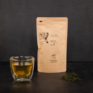 Sencha mit Teeglas und Teeblättern
