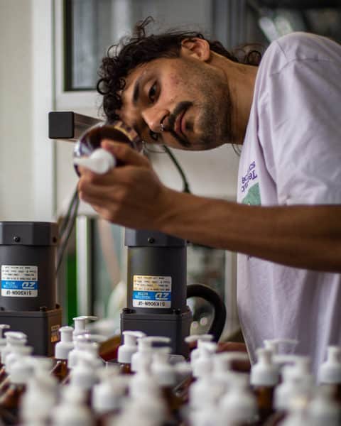 Mitarbeiter prüft eine Soeder Seifenflasche