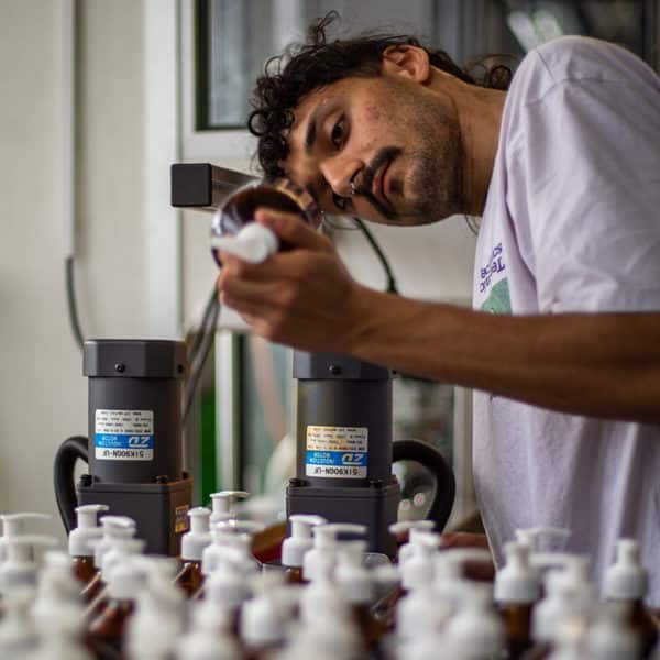 Soeder Seifen bei der Abfüllung in der Produktion