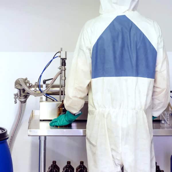 Soeder Seifen Mitarbeiter von hinten in der Seifenfabrik