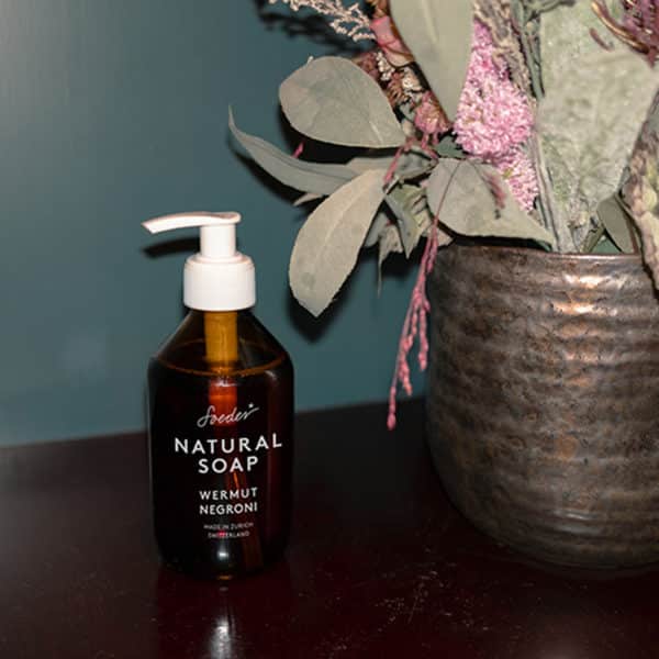 Soeder Seife neben Dekostrauss