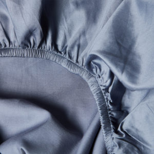 Grossansicht eines Spannbettlakens in taubenblau mit geripptem Rundumgummi