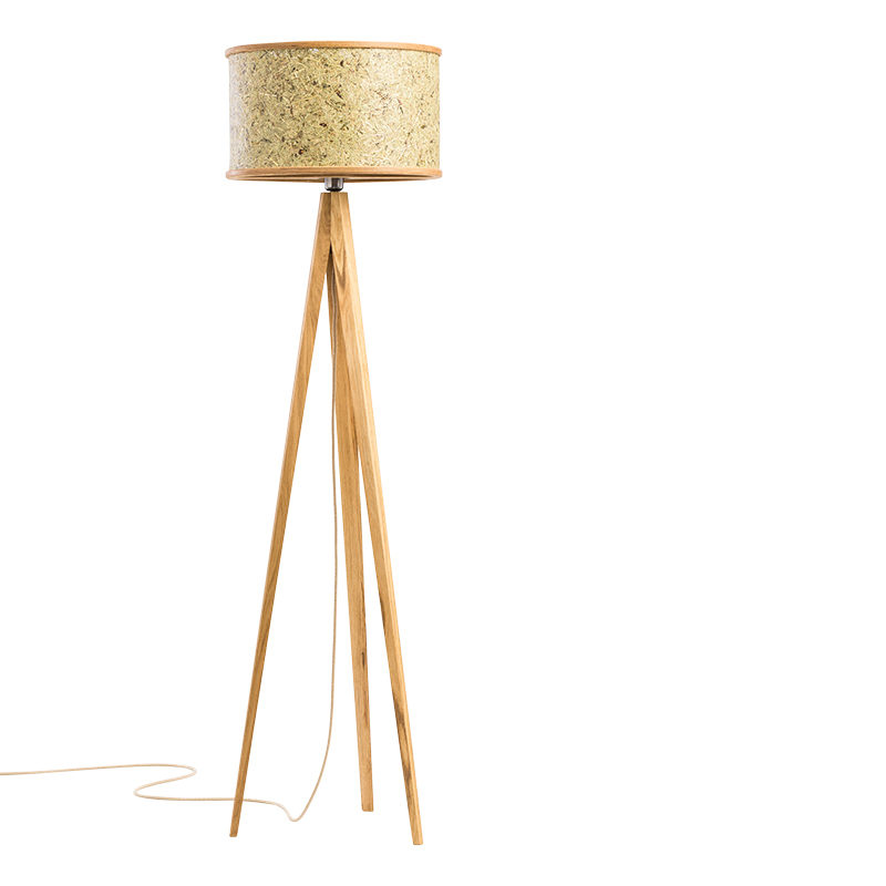 sehr dekorative Stehlampe aus gepresstem Heu auf weissem Hintergrund