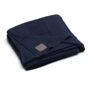 gefaltete Strickdecke dunkelblau