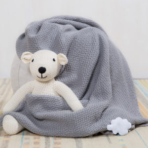 Grossansicht graue Babystrickdecke mit feinen Maschen