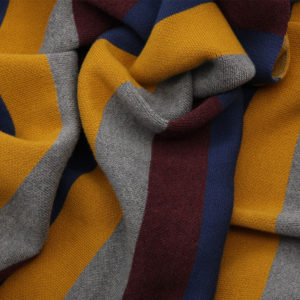 Grossansicht farbig gestreifte Babystrickdecke