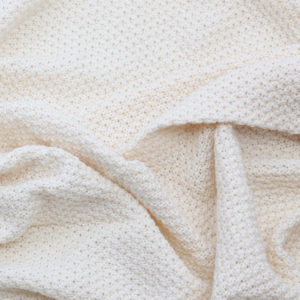 Grossansicht weisse Babystrickdecke mit feinen Maschen