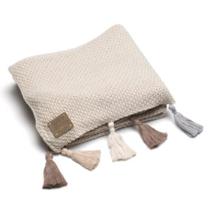 gefaltete Strickdecke in beige mit Zotteln in verschiedenen Beige und Grautönen