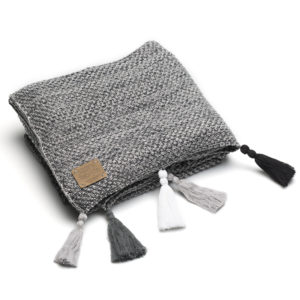 gefaltete Strickdecke grau meliert mit Tassels