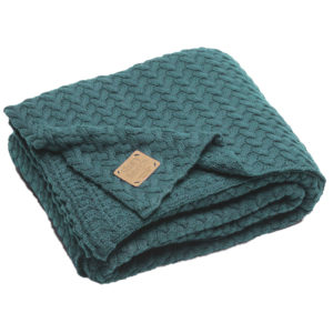 balsamgrüne Strickdecke mit Zopfmuster gefaltet