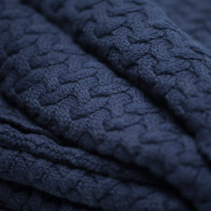 Grossansicht blaue Strickdecke mit Zopfmuster