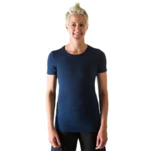 ROTAUF Merino Shirt Damen in blau getragen von blonder Frau