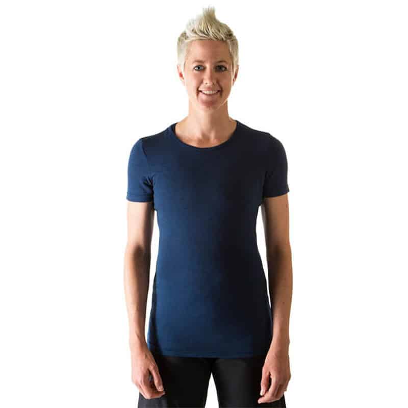 ROTAUF Merino Shirt Damen in blau getragen von blonder Frau