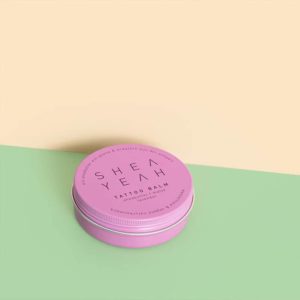 Tattoobalm in geschlossener Verpackung auf farbigem Hintergrund