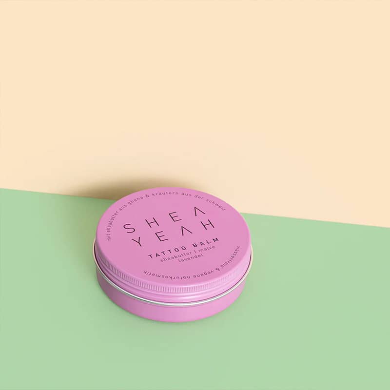 Tattoobalm in geschlossener Verpackung auf farbigem Hintergrund