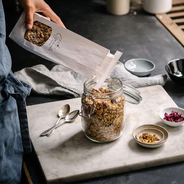 Granola wird in Glas abgefüllt