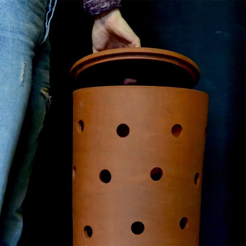 Wurmkomposter für den Garten Wormup Tube wird geöffnet