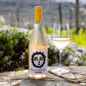 Vermentino mit eingeschenktem Glas in der Sonne