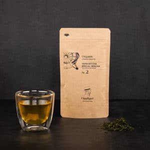 Yama no cha Sencha mit Teeglas und Teeblättern