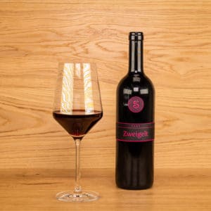 Zweigelt Rotwein Flasche und eingeschenktes Glas