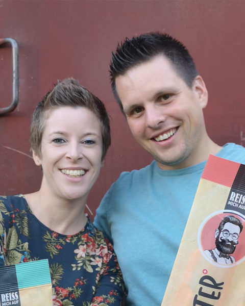 Sandra und Chrigi von böörds mit Tütenhütern in der Hand