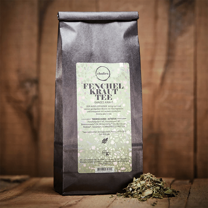 Fenchelkrauttee von vorne in Verpackung und lose auf dem Holztisch