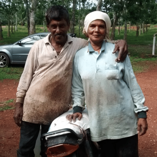 Ein einheimischer Mann umarmt eine einheimische Frau.