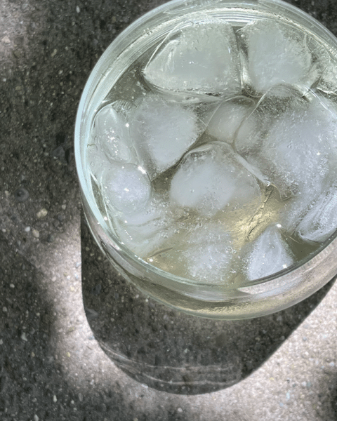 kalter Grüntee in der Sonne mit Eiswürfeln