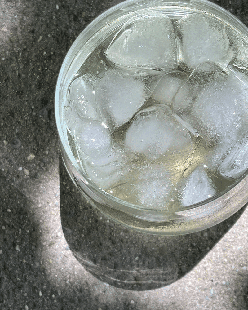 kalter Grüntee in der Sonne mit Eiswürfeln